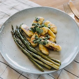 Gnocchi mit Spargel und Kräuterpesto