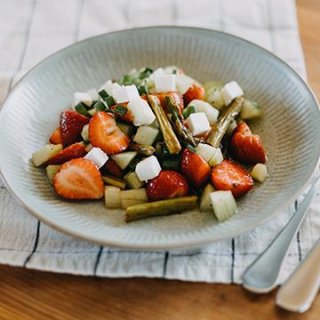 Grüner Spargelsalat mit Feta und Erdbeeren