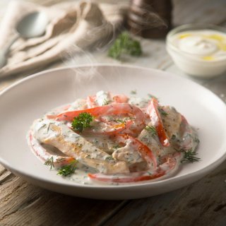 Geschnetzeltes mit Paprika, Joghurt & Kräutern