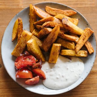 Steckrüben-Süßkartoffel-Wedges mit Knoblauch-Dip