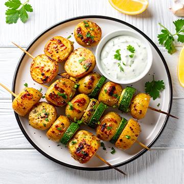 Kartoffel-Zucchini-Spieße mit Gurken-Dip