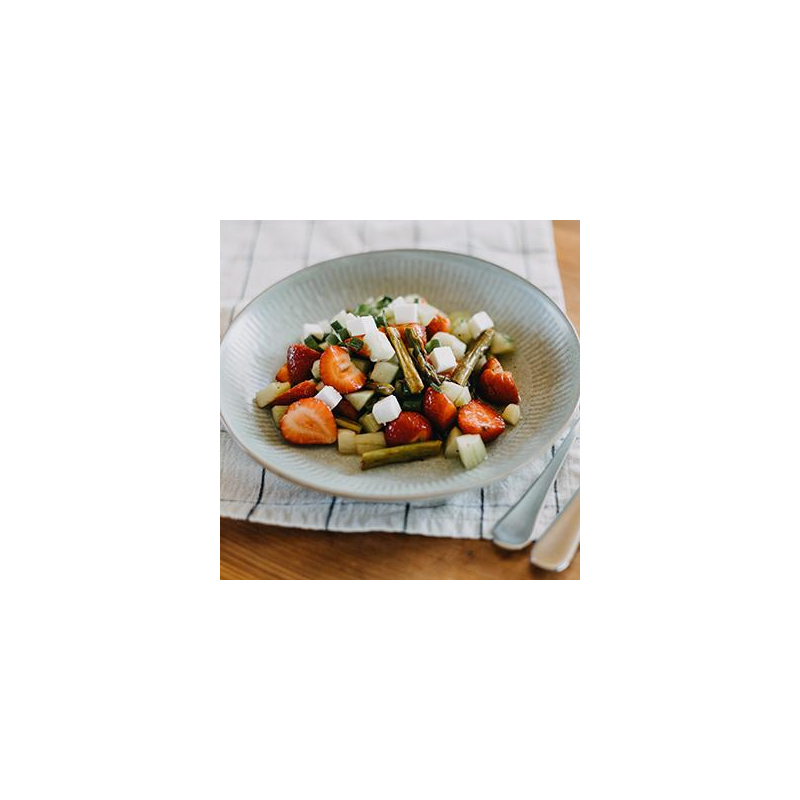 Grüner Spargelsalat mit Feta und Erdbeeren