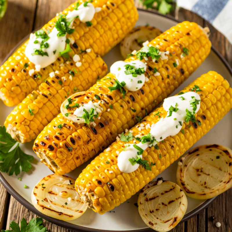 Maiskolben mit Käsesoße dazu Zwiebelscheiben vom G