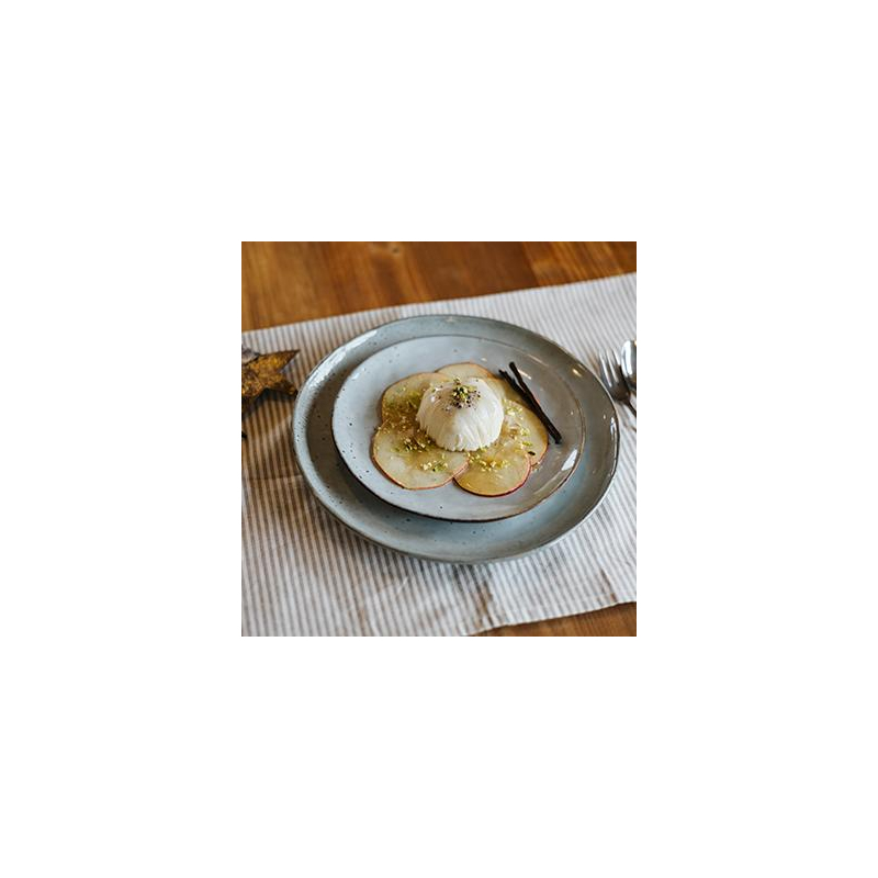 Tonkabohnen-Panna Cotta auf Apfel-Carpaccio