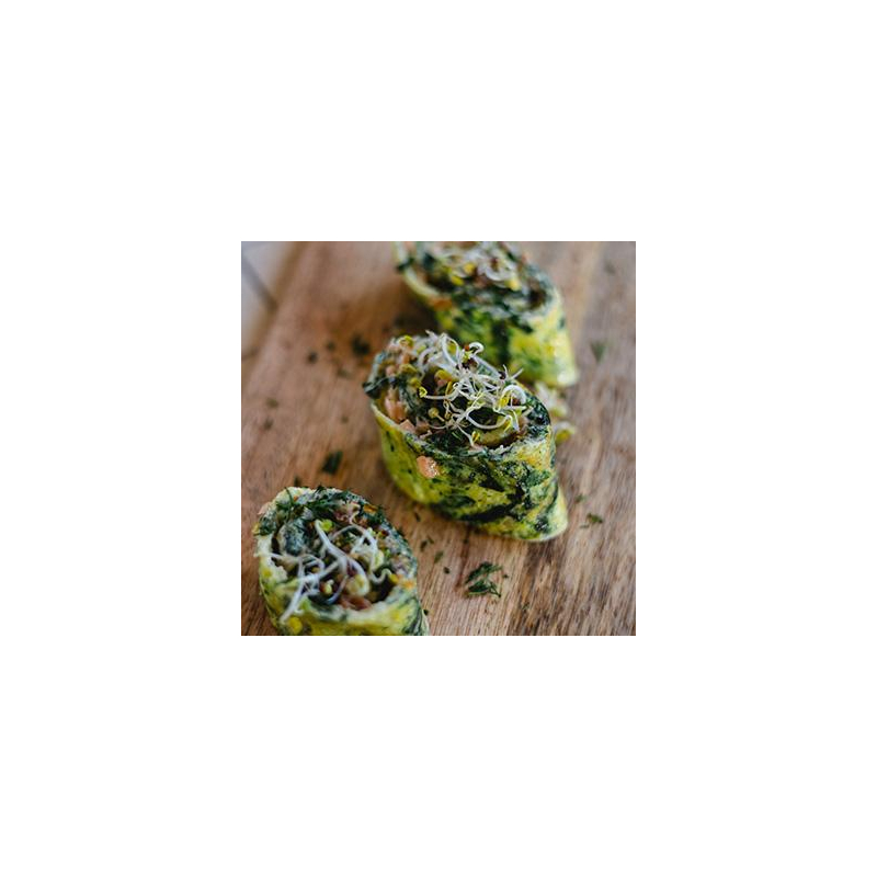 Omeletterolle mit Spinat und Lachs