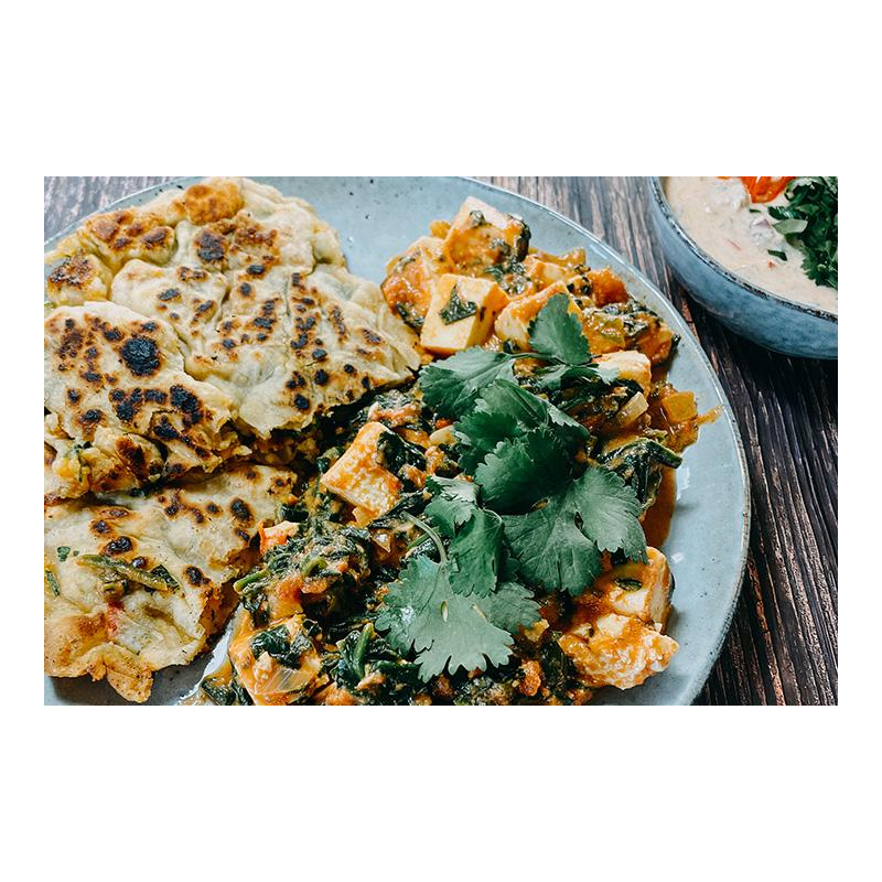 Palak Paneer mit Aloo Paratha und Raita