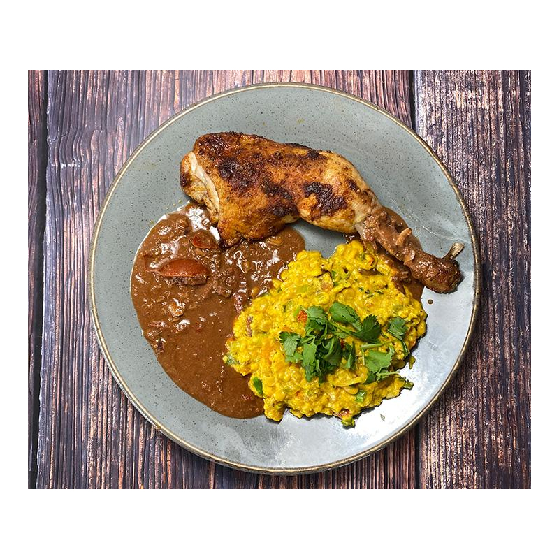 Hähnchenkeulen in Schokoladensauce mit Humita